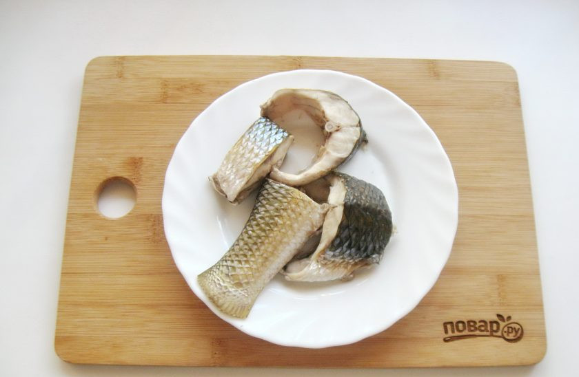 1. Этап. Уха из пеленгаса: Из кастрюли извлеките отварную рыбу и пока отложите в тарелку.