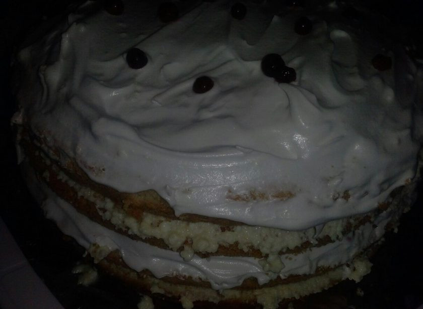 1. Этап. Большой бисквитный торт с безе: 13. Третий слой - безе. Промазываем им и снова укрываем коржом. Если у вас еще есть бисквит - следуйте в последовательности масляный крем/безе.