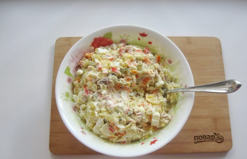 1. Этап. Салат Столичный с крабовыми палочками: Посолите, поперчите по вкусу и перемешайте.