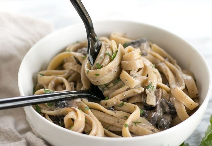 1. Этап. Фетучини со сливочно-грибным соусом: 10. Прогрейте пасту и подавайте сразу же к столу.