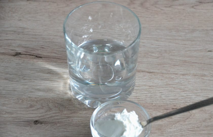 1. Этап. Батон на закваске: Пока батоны на расстойке, приготовьте киселек для смазывания. Для этого потребуется 1 чайная ложка крахмала и 1/3 стакана воды. Использование киселька придаст батонам румянец и глянец.