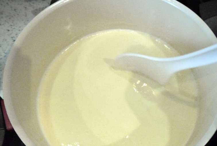 1. Этап. Мороженое в мультиварке: И добавьте в мультиварку. Крышку не закрывайте, постоянно помешивая, загустите смесь.