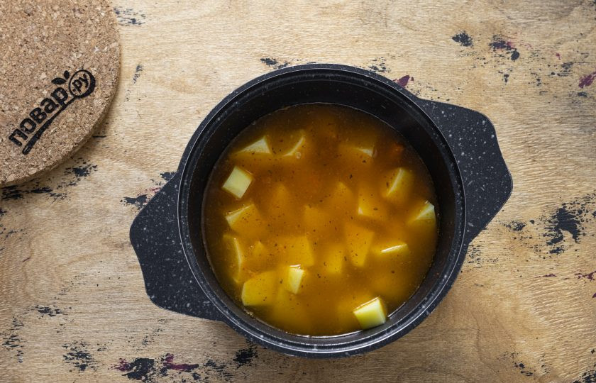 1. Этап. Рагу из кимчи: Влейте бульон, рисовый уксус и картофель. Посолите по вкусу. Накройте крышкой кастрюлю, тушите около 15 минут на небольшом огне, пока картофель не станет мягким.