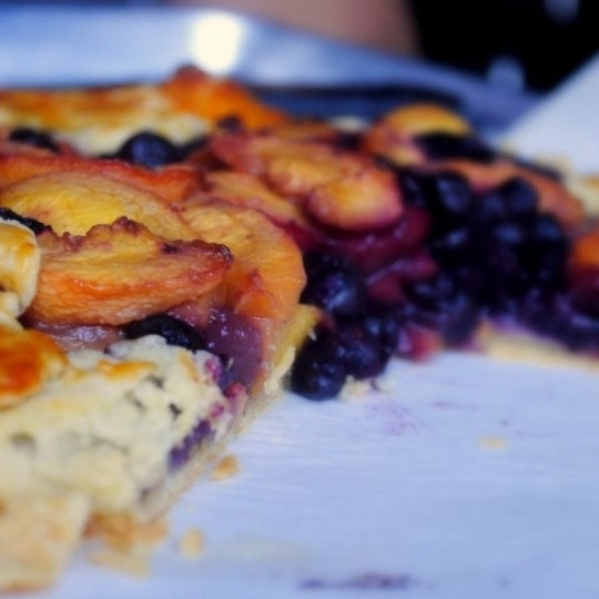 1. Этап. Пирог с черникой и персиками по-деревенски: Нарезаем на кусочки и подаем (можно в горячем, можно в холодном виде). Приятного аппетита! :)