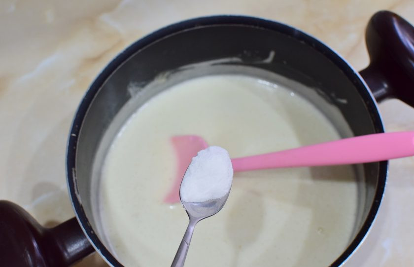 1. Этап. Медовик с малиной: Добавьте соду. Вмешайте её.