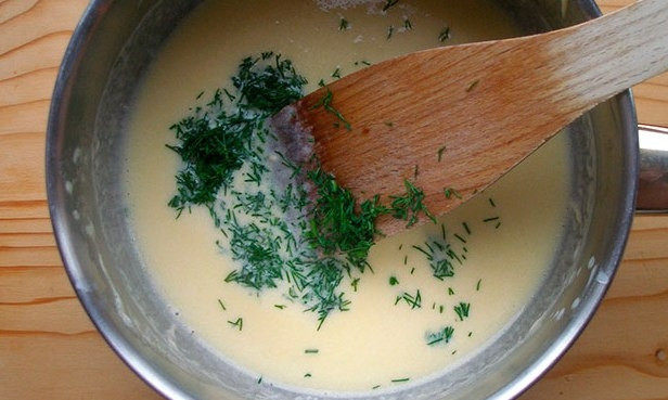 1. Этап. Рыба в сливочном соусе: Далее готовим сливочный соус. Кидаем в растопленное сливочное масло со сметаной укроп. Всё перемешиваем до однородной массы.