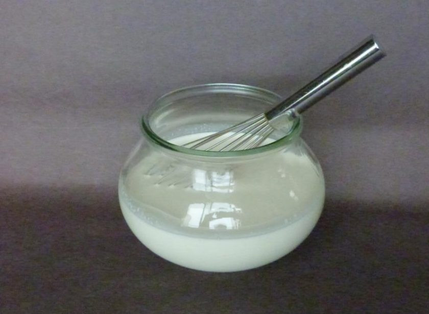 1. Этап. Сметана дома: 2. Перелейте к кефиру густые сливки (не менее 30% жирности), хорошенько перемешайте все венчиком.