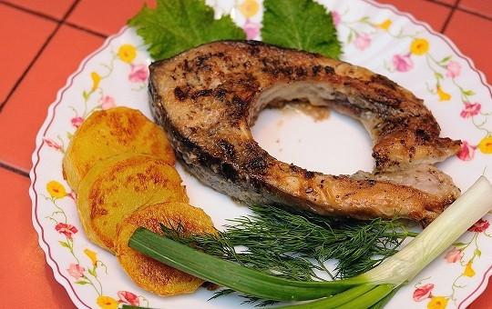 1. Этап. Сазан на сковороде: 7. Подавайте рыбку к столу с любимым соусом и гарниром. Приятного аппетита!