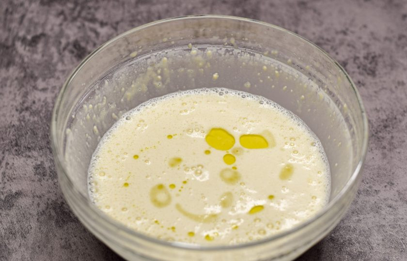 1. Этап. Блинчики с творожным кремом: Следом добавьте масло и перемешайте, дайте тесту немного отдохнуть, несколько минут. В это время хорошо разогрейте сковороду.