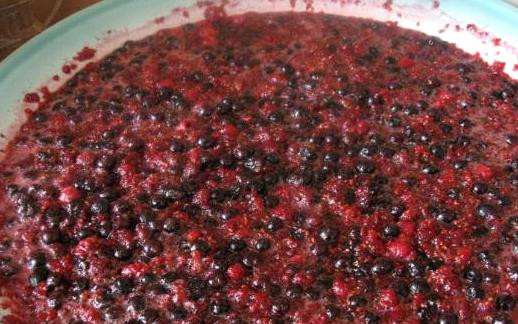 1. Этап. Варенье из смородины с малиной: В конце необходимо снять образовавшуюся пенку и добавить в массу лимонную кислоту, хорошенько все перемешать.