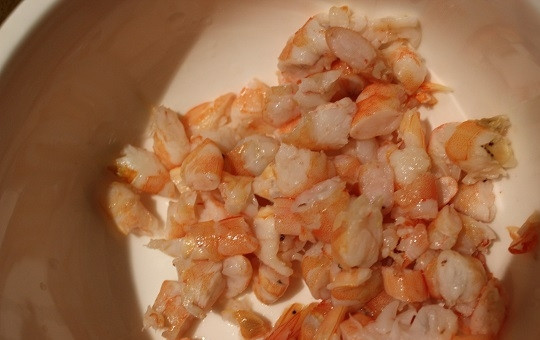 1. Этап. Груша, запеченная с креветками и сыром: 4. Нарежьте их мелко и выложите в мисочку. Добавьте немного любимых специй и сушеных трав. Использовать в рецепте приготовления груши, запеченной с креветками и сыром, можно любые приправы, которые вам по вкусу.