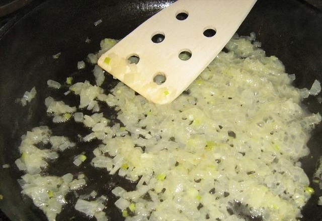 1. Этап. Грузинский суп: Репчатый лук почистите, промойте, мелко нарежьте и обжарьте на сковороде в небольшом количестве сливочного масла. Затем добавьте мелкую кукурузную муку, и постоянно перемешивая, влейте половину стакана куриного бульона.