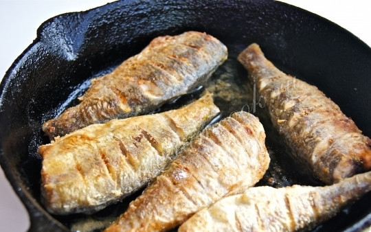 1. Этап. Плотва жареная: Обжаривайте на разогретом растительном масле до золотистой корочки.