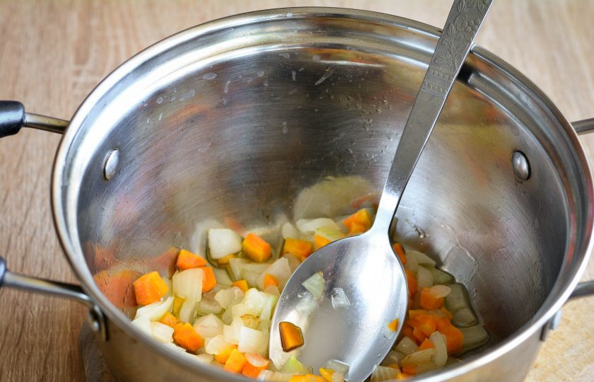 1. Этап. Салат с перловкой на зиму: Обжарьте овощи на растительном масле до прозрачности и мягкости.