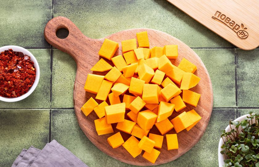 1. Этап. Кимчи из тыквы: Тыкву очистите от кожуры, удалите семена и нарежьте крупными кубиками.