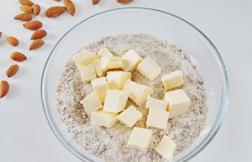 1. Этап. Миндальное печенье: 4. Перемешайте и добавьте нарезанное кусочками мягкое сливочное масло.