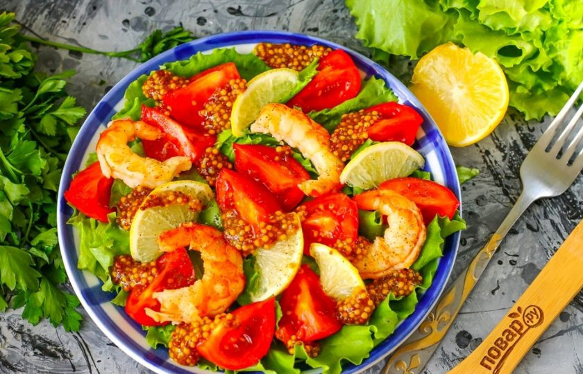 1. Этап. Легкий салат с креветками: Посолите и поперчите салат, выложите зерновую горчицу, приобретенную в магазине (готовую, а не сухие зерна), сбрызните все качественным растительным маслом - лучше всего оливковым холодного отжима. Подайте блюдо к столу сразу же после приготовления, идеально - с бокалом белого вина.