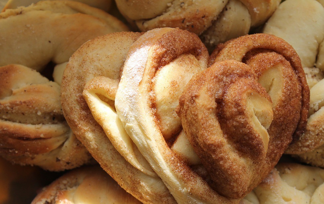 1. Stage. Muffin rolls with cinnamon and nuts With love: Enjoy your tea party!