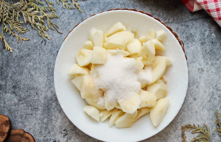 1. Этап. Яблочный джем в микроволновке: Добавьте к яблокам сахар.