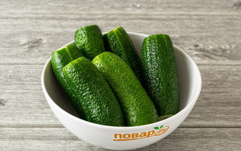 1. Этап. Огурцы на зиму с водкой: Срежьте кончики огурцов с двух сторон.