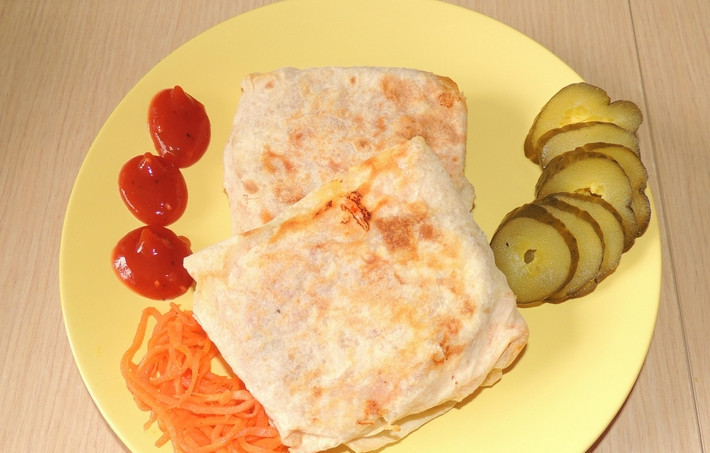 1. Этап. Лаваш с морковью и сыром: Я люблю конвертики ещё обжаривать на сковороде. Получается вкусная хрустящая закуска. Приятного аппетита!