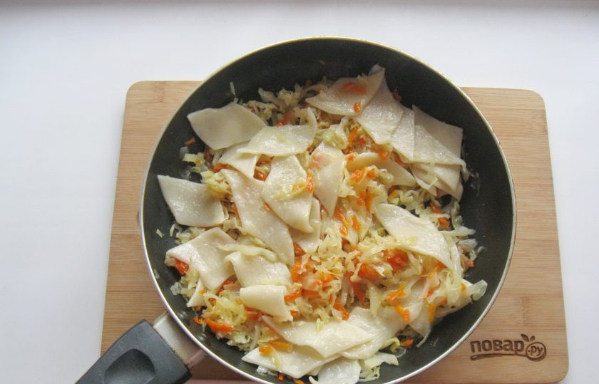 1. Этап. Ленивые вареники с капустой: Перемешайте ромбы из теста с тушеной капустой.