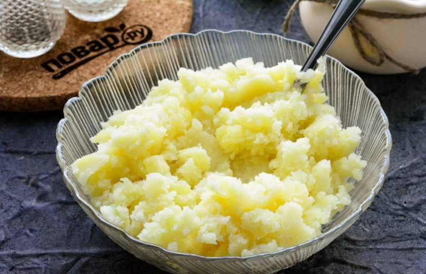 1. Этап. Кыстыбый с пюре: Почищенный картофель отварите до мягкости в подсоленной воде. Воду слейте, картофель разомните в пюре с добавлением 40 грамм сливочного масла.