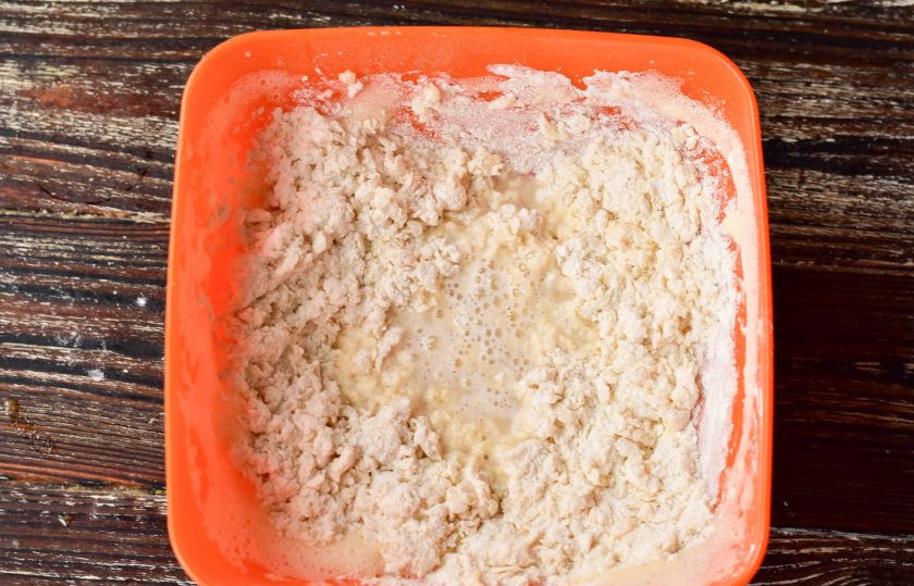 1. Этап. Чак-чак, который тает во рту: Влейте воду.