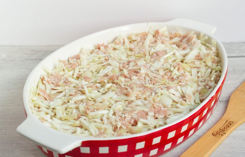 1. Этап. Запеканка А-ля голубцы: Форму смажьте оливковым маслом и выложите в неё плотным слоем подготовленную массу.