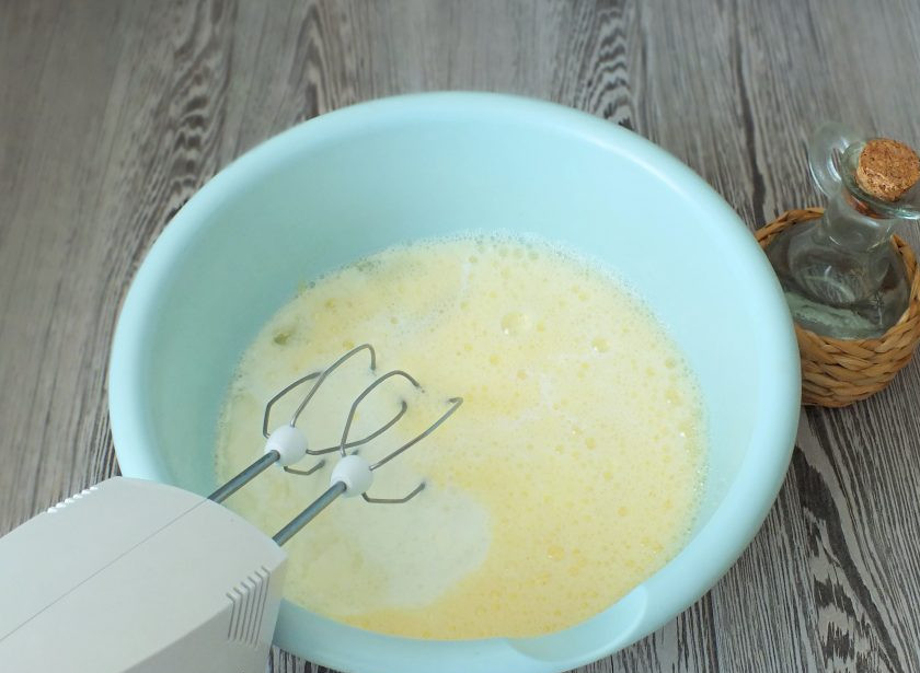 1. Этап. Ржаные блины на кефире: В яичную массу добавьте горячую воду, водку, растительное масло и взбейте миксером.