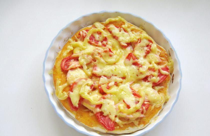 1. Этап. Пицца с колбасой и болгарским перцем: Пеките пирог 20-25 минут до готовности.