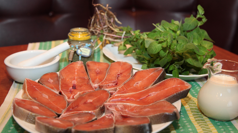 1. Этап. Горбуша в сливочно-чесночном соусе: Подготовьте рыбные стейки. Смешайте в ступке соль и сахар, измельчите их. Приготовленной смесью натрите рыбу.