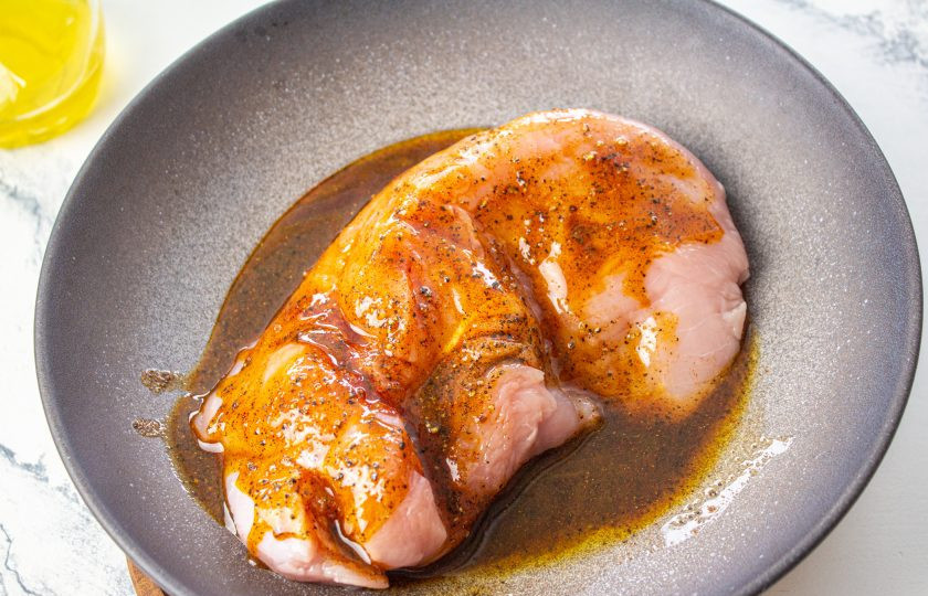 1. Этап. Домашняя ветчина из индейки: Тщательно натрите мясо смесью из специи и масла.