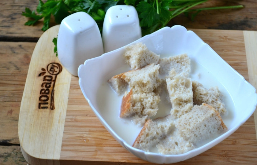 1. Этап. Котлетки с секретом Любимые: Первым делом хлеб размочите в теплом молоке. Оставьте на несколько минут.