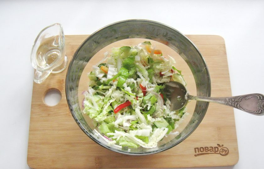 1. Этап. Постный салат из пекинской капусты: Салат заправьте растительным маслом и посолите по вкусу. Перемешайте все ингредиенты.