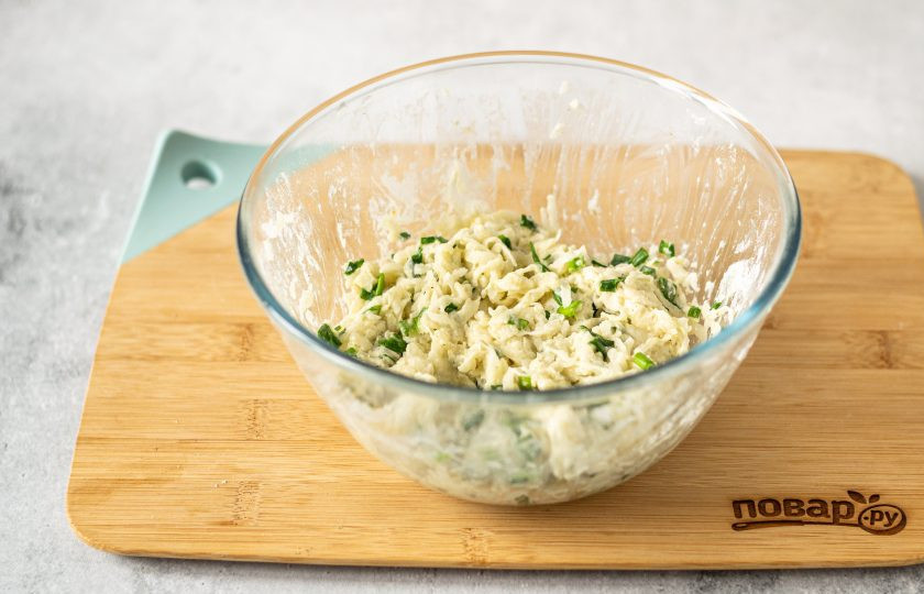 1. Этап. Оладьи из дайкона: Добавьте в миску крахмал, муку, соль и все специи. Хорошо перемешайте массу. Если тесто получается жидковатым, то можно добавить еще немного муки.