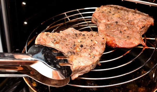 1. Этап. Стейк в винном соусе: 8. Запекайте стейк 12 минут с одной стороны, затем переверните и запекайте еще 10 минут.