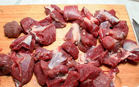 1. Этап. Шурпа: 1. Нагреть большую сковороду на сильном огне. Баранью шейку нарезать кусочками и выложить в сковороду. Слегка обжарить без добавления масла на сильном огне.