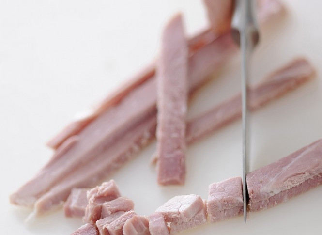 1. Этап. Летний салат Ароматный: 2. Ветчину нарежьте на длинные полоски, затем – кубиками. Сыр натрите хлопьями.