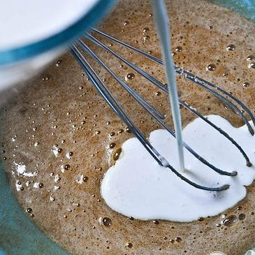 1. Этап. Шоколадные капкейки с арахисовым кремом: 1. Разогреть духовку до 175 градусов. В миске взбить яйца и сахар до однородной массы. Добавить молоко, сливки, масло и ванильный экстракт, перемешать. Добавить сметану и перемешать.