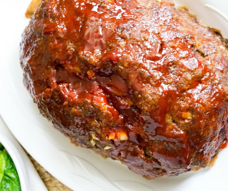 1. Этап. Мясной рулет с макаронами и сыром: 7. После этого сделайте соус, смешав кетчуп, сахар и Вустерский соус. Смажьте блюдо смесью сверху.