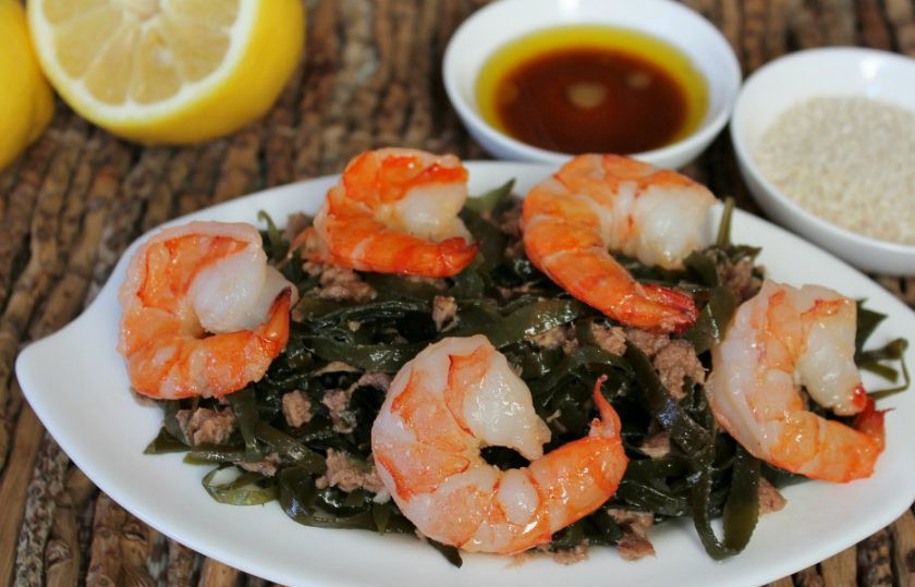 1. Этап. Салат из морепродуктов с морской капустой: Креветки обжариваем в оливковом масле 1 минуту и добавляем в салат.