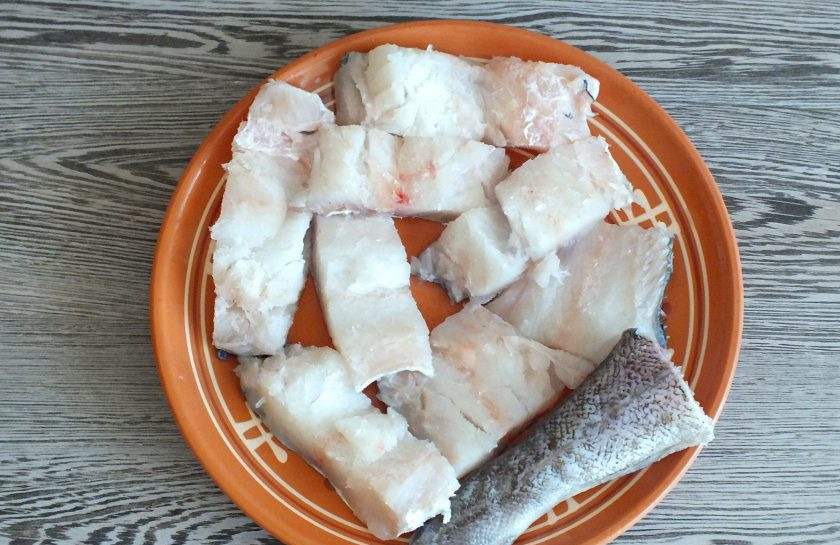 1. Этап. Треска запеченная с солеными огурцами: Треску филируйте. Нарежьте филе на кусочки размером 4-5 см.