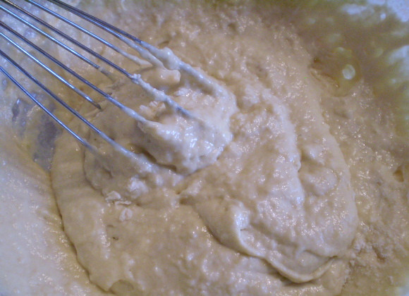 1. Этап. Пирог с капустой для ленивых: Введите муку, соду (погасите). Замесите тесто до однородного состояния, комочков быть не должно.