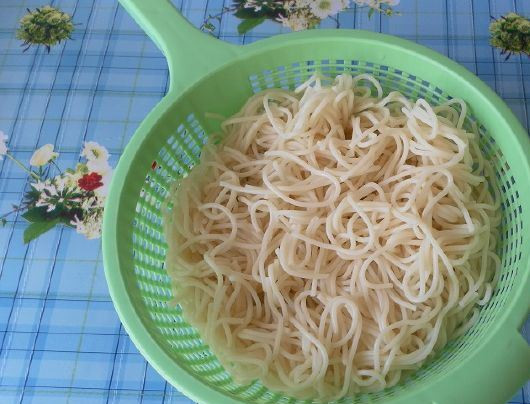 1. Этап. Паста с фаршем и помидорами: Тем временем, думаю, вы догадались поставить варить макароны. Сливаем воду с готовых спагетти.