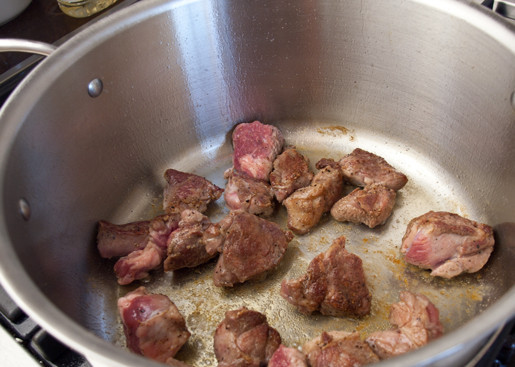 1. Этап. Мясное рагу с картошкой: 2. Нужно обжарить мясо до образования корочки, а затем достать и отложить на время.