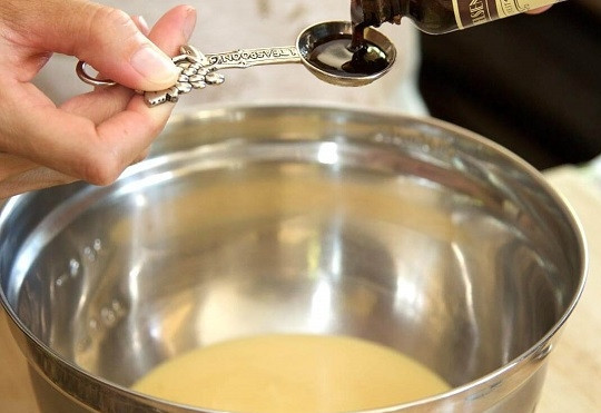 1. Этап. Крем для эклеров со сгущенкой: 2. Добавьте ванильный экстракт и перемешайте как следует.