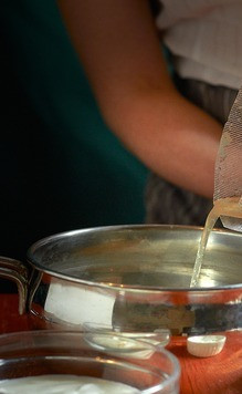 1. Этап. Индейка су-вид с тыквой: К сметане добавить бульон из пакета, в котором готовилось мясо. Его количество может быть разным. Если получилось немного, то можно долить сливок. Нужно около 100 мл.