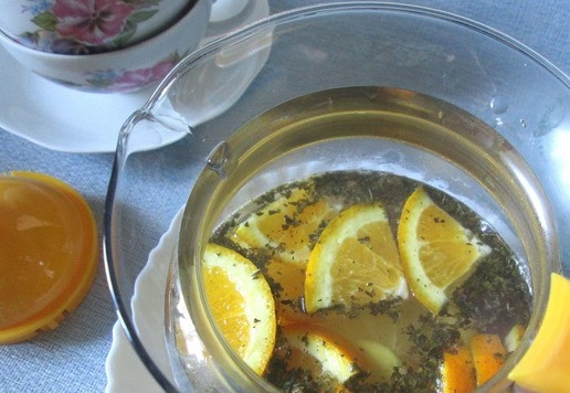 1. Этап. Чай зеленый с ароматными добавками: Залить горячей водой, 90-95 градусов, чайник накрыть крышкой и оставить на 15 минут.