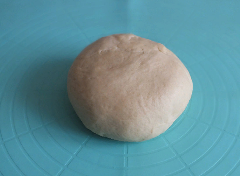 1. Этап. Пилита: Выложите тесто на рабочую поверхность.